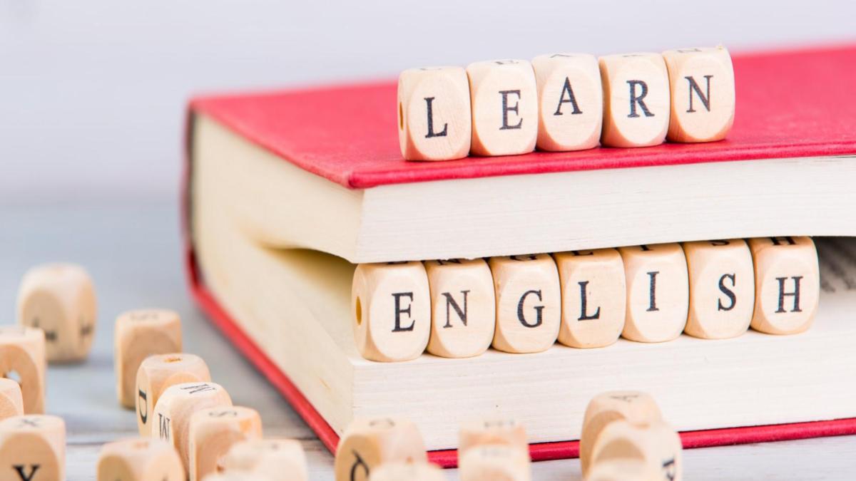 Phrasal verbs HOLD ON e HOLD UP: aprenda a usá-los no inglês