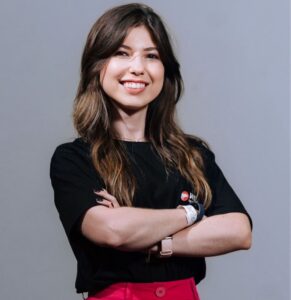 Foto da autora do blog da Wizard, Kelly Camargo.